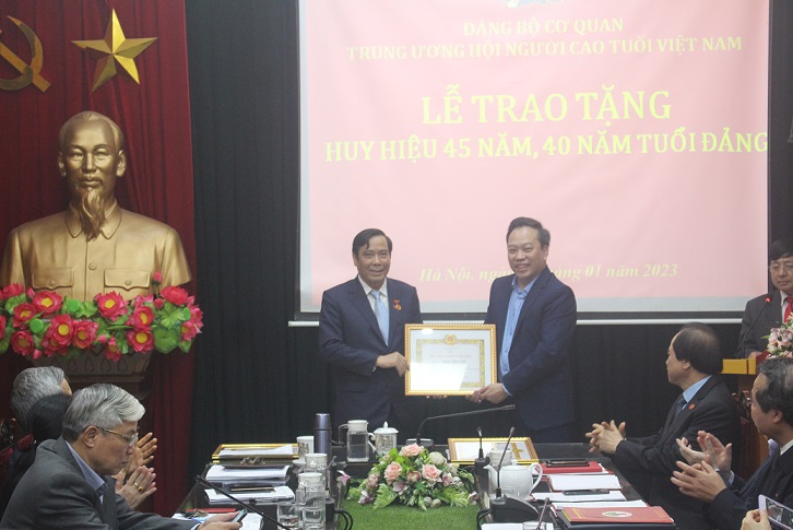 Cơ quan TW Hội, Đảng bộ Cơ quan TW Hội NCT Việt Nam tổng kết công tác năm 2022, triển khai phương hướng, nhiệm vụ năm 2023 và trao Huy hiệu 45 năm, 40 năm tuổi Đảng cho các đảng viên